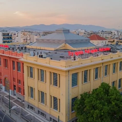 Μιλώντας για "Κύπρο και Λογοτεχνία" στο Καπνεργοστάσιο