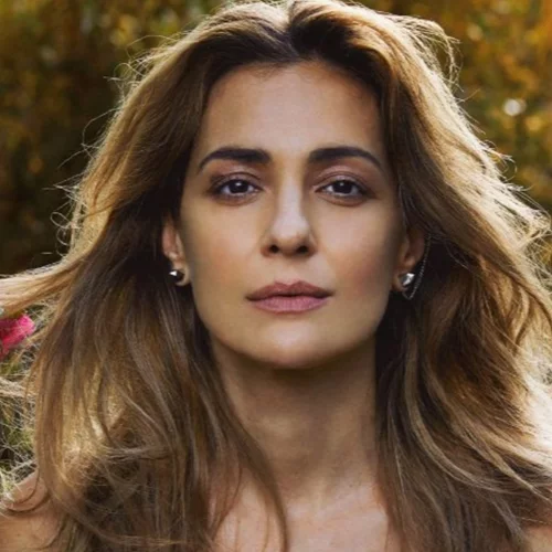 "Μες στους ανθισμένους κήπους" της Νατάσσας Μποφίλιου για τον Μίκη Θεοδωράκη