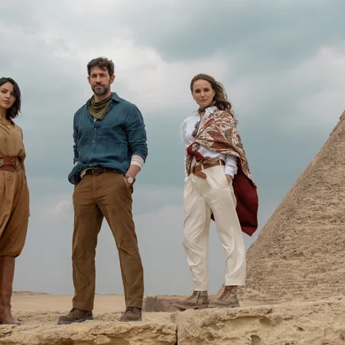 Ο Τζον Κραζίνσκι με αέρα Ιντιάνα Τζόουνς στο τρέιλερ του "Fountain of Youth"