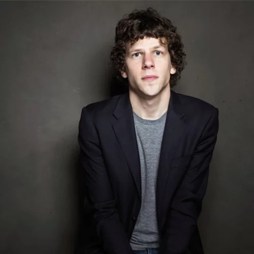 Ο Τζέσι Άιζενμπεργκ ετοιμάζει μιούζικαλ με την Τζούλιαν Μουρ