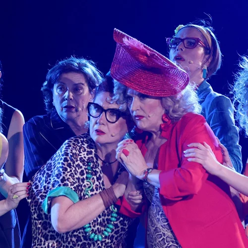 "Οκτώ γυναίκες": Πρώτες φωτογραφίες από την sold out πρεμιέρα της αγαπημένης μαύρης κωμωδίας