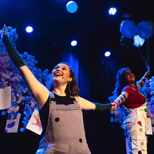 "Τα χέρια δεν χτυπάνε, τα χέρια αγαπάνε": Μια πολύχρωμη παράσταση για τον σχολικό εκφοβισμό