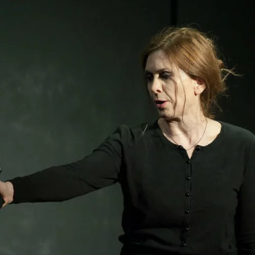 "Πόρνη από πάνω" η Κατερίνα Διδασκάλου ξανά στο θέατρο Μουσούρη