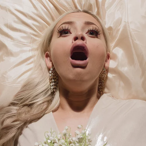 "Ρέκβιεμ για τη Σελίνα": Μια ωμή και ειλικρινής ιστορία για το μάταιο κυνήγι της αποδοχής