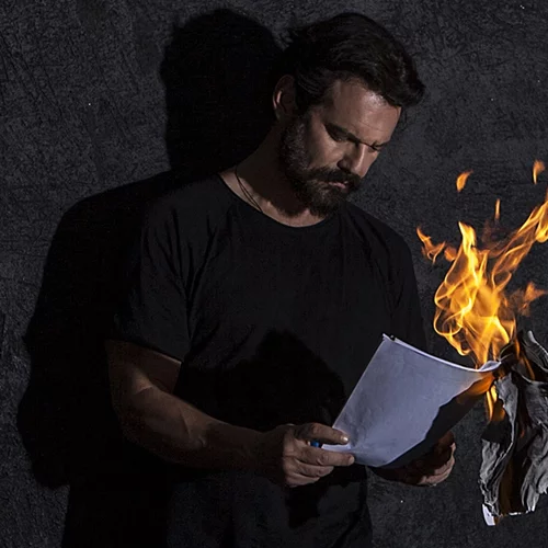 "Ο Σαίξπηρ ζει στο καταφύγιο": Το θεατρικό ρέκβιεμ του Γιώργου Σκούρτη στο θέατρο Μικρός Κεραμεικός