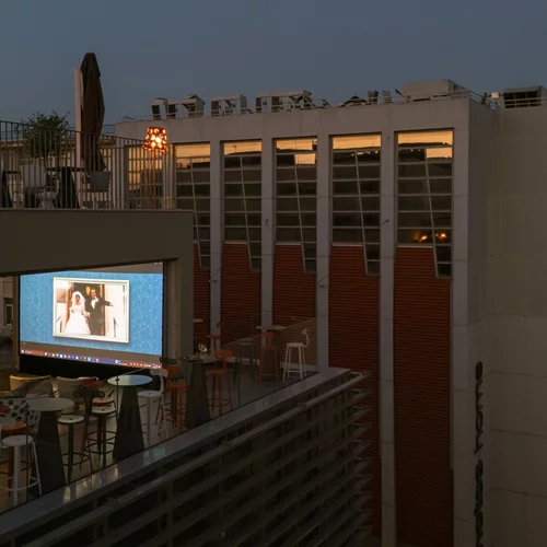 Σε μια ταράτσα της οδού Αθηνάς παίζει ένα boutique θερινό σινεμά