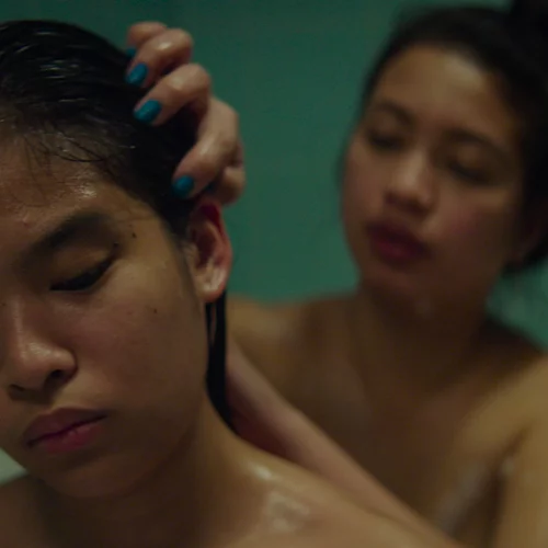 Ο Άκης Καπράνος γράφει για το "Αγία Έμυ"