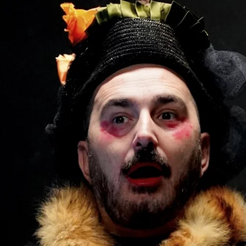 Η "Φαλακρή τραγουδίστρια" της ομάδας ΘΕΑΜΑ για τρεις ακόμα παραστάσεις