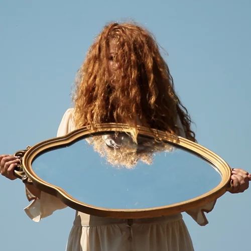 Η σχέση των συναισθημάτων με το χρώμα στην έκθεση "Purple Hearts, Black Smiles"