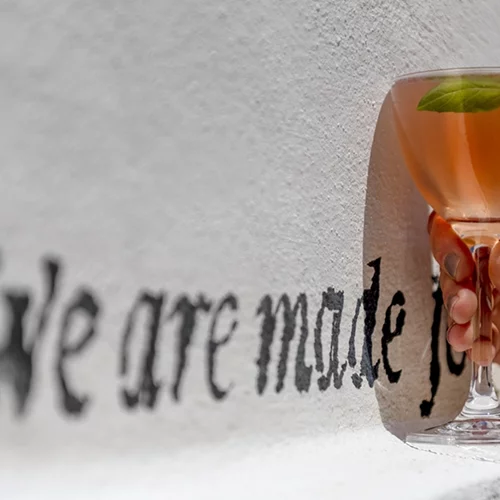 Το 'Baba Au Rum' παραδίδει την μπάρα του στο συριανό 'Theosis'