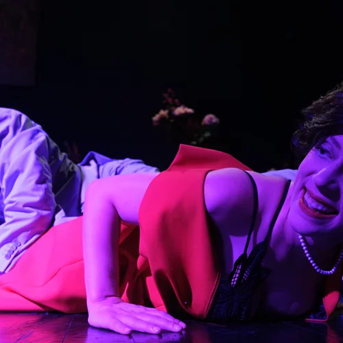 "Μαχαίρι στο κόκαλο": Επιστρέφει η παράσταση που δίνει νέα πνοή στο έργο του Κώστα Μουρσελά