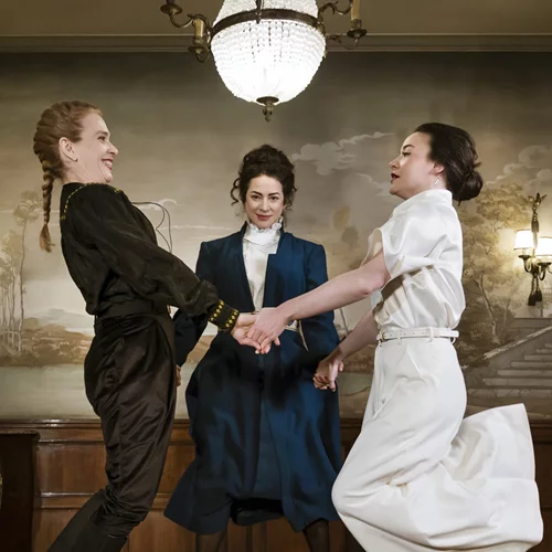 Εθνικό Θέατρο: "Τρεις αδελφές" του Τσέχωφ από τη Μαρία Μαγκανάρη σε έναν απρόσμενο χώρο