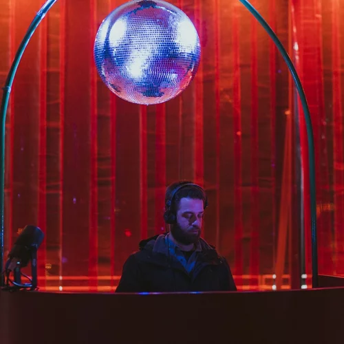 Τι παίζει στα μπαρ της πόλης τα Χριστούγεννα;