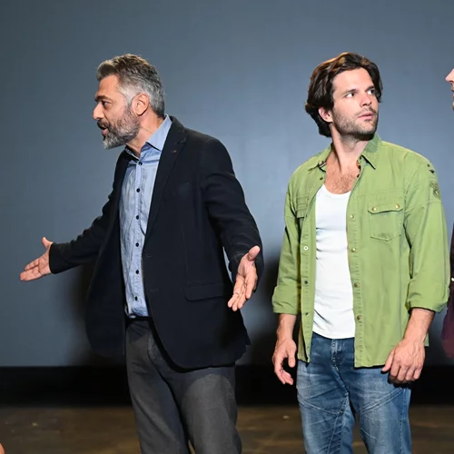 "Cock": Μια έξυπνη κωμωδιά για τη σεξουαλική ταυτότητα