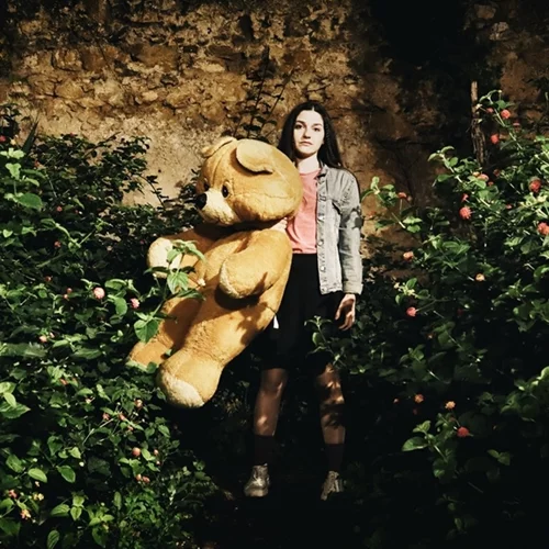 To "Dark Vanilla Jungle" μιλά για την κακοποίηση κάπου ανάμεσα στο ρεαλισμό και το όνειρο