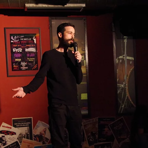 Ο Γιώργος Καραμανλής κόλλησε το μικρόβιο του stand up όταν πεταγόταν στο μάθημα και γελούσαν οι συμμαθητές του