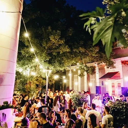 Πίνοντας στον πεζόδρομο: Μπαρ και οινικά σποτ για αυτό το καλοκαίρι στην Αθήνα