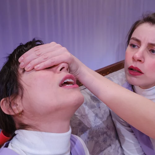 "Κάποιος μιλάει μόνος του κρατώντας ένα ποτήρι γάλα": Νέες ημερομηνίες για το έργο του Ευθύμη Φιλίππου