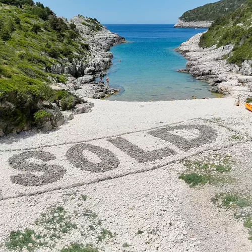 "Πωλήθηκε": Μια ηχηρή δήλωση για την εμπορευματοποίηση της φύσης