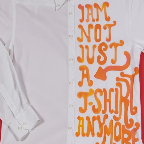 Πώς ένα λευκό t-shirt γίνεται καμβάς στα χέρια σύγχρονων εικαστικών