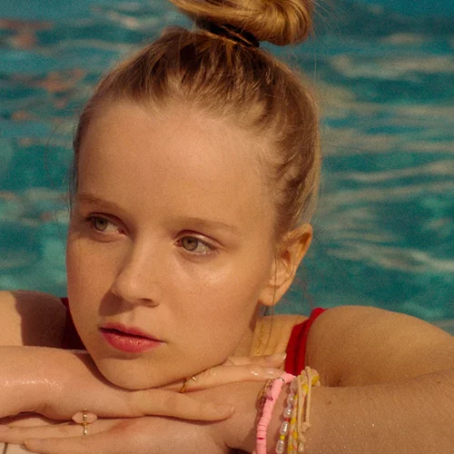 Updated | Η σκηνοθέτρια Κωνσταντίνα Κοτζαμάνη μιλά για το νεορομαντικό "What Mary Didn’t Know"