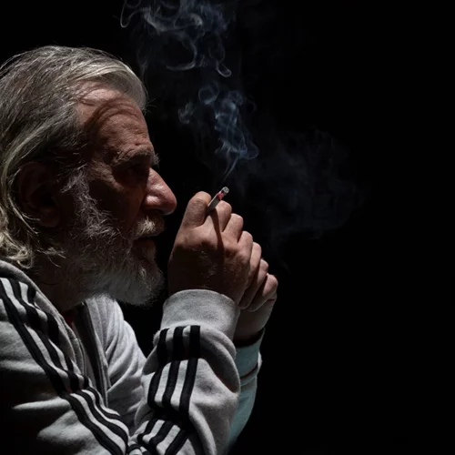 Ο Γιώργος Νινιός επιστρέφει με το "Τσιτάχ. Η ερημιά του τερματοφύλακα" σε μια από τις καλύτερες στιγμές του