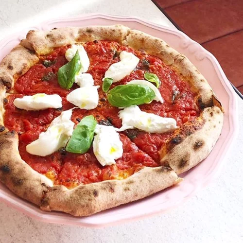 Η πίτσα του Etien έφτασε στην πλατεία Βραζιλίας