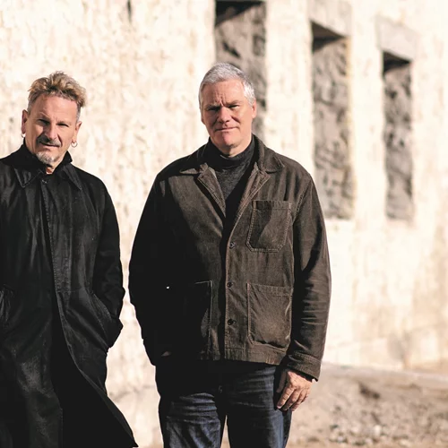 Η ώρα της Ελευσίνας: Μιλήσαμε με τον Μιχαήλ Μαρμαρινό και τον Chris Baldwin όσο η πόλη βρίσκεται σε δημιουργικό αναβρασμό