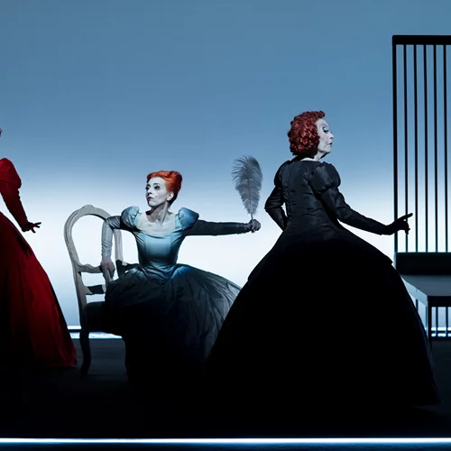 "Τρεις ψηλές γυναίκες": Πρώτες φωτογραφίες από την πολυαναμενόμενη παράσταση του Μπομπ Ουίλσον