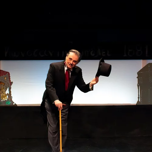 Ο Οδυσσέας Σταμούλης και η μεταμόρφωσή του σε "Φιάκα", στον πιο αξιαγάπητο απατεώνα του ελληνικού θεάτρου