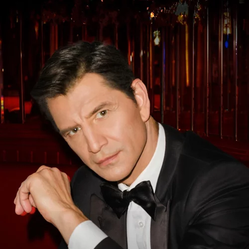 Ο Σάκης Ρουβάς δίνει το έναυσμα των Χριστουγέννων στο Golden Hall