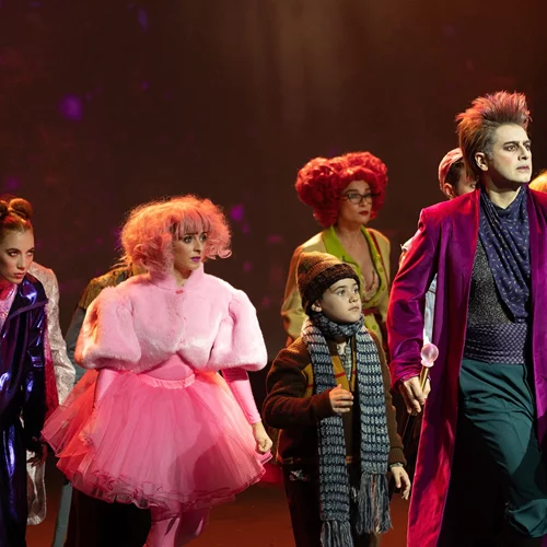 "Ο Τσάρλι και το εργοστάσιο σοκολάτας": Πρώτες φωτογραφίες από το μιούζικαλ που ανεβάζει ο Γιώργος Βάλαρης