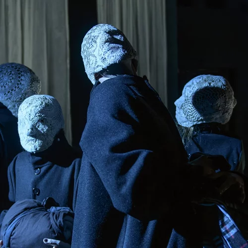 Συνεχίζεται για λίγο ακόμη η παράσταση "Η λέξη πρόοδος στο στόμα της μητέρας μου ηχούσε πολύ φάλτσα"