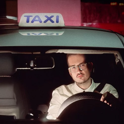 O Θανάσης Σαμαράς κυκλοφορεί 'Ελεύθερος' στο Θέατρο Noūs