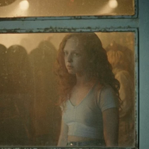 Η Θέλγια Πετράκη υμνεί τη νεανική αγάπη στις γλυκόπικρες "400 Κασέτες"