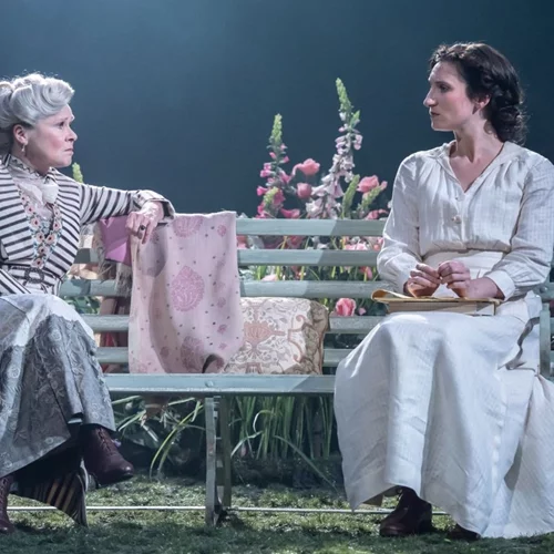Η Ιμέλντα Στόντον ζωντανεύει την Κυρία Γουώρρεν στο National Theatre Live