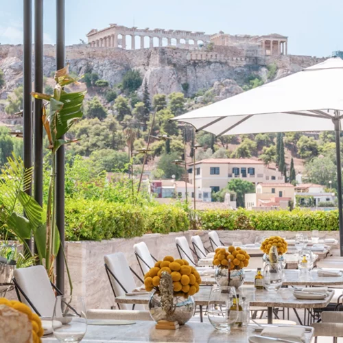 Sunday Table: Στο The Dolli's Rooftop Restaurant στρώνουν κυριακάτικο τραπέζι