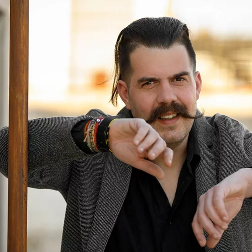 Τρπλό θεατρικό "κτύπημα" επιχειρεί ο Ηλίας Καρελλάς