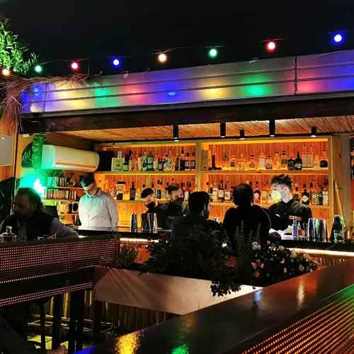 "Λοκάλι": Στην ταράτσα με αγαύη