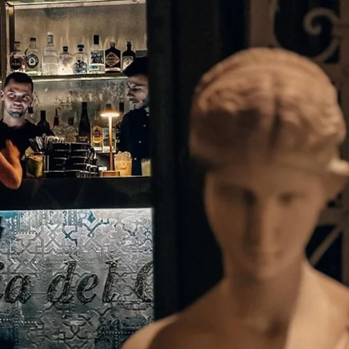 Σε μία νόστιμη γειτονιά της Σύρου