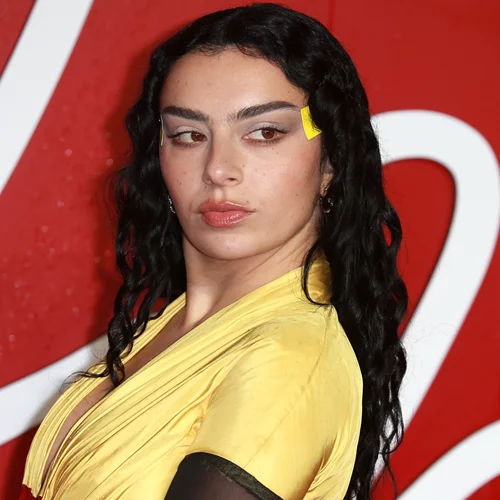 Έρχεται (ακόμα μία) ταινία με πρωταγωνίστρια την Charli XCX