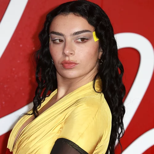 Η συνεργασία που δεν ξέραμε ότι χρειαζόμαστε: Η Charli XCX γίνεται πρωταγωνίστρια του Τακάσι Μίικε