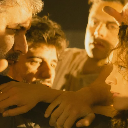 Οι πρώτες φωτογραφίες της "Αντιγόνης" σε σκηνοθεσία του Τσέζαρις Γκραουζίνις