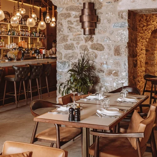 Μεδίκων: Γεύσεις Μάνης με θέα το λιμανάκι του Αγίου Νικολάου