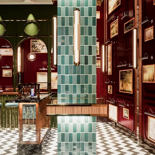 Το 'Bless Me Father' έρχεται στην Καρύτση και θα συζητηθεί