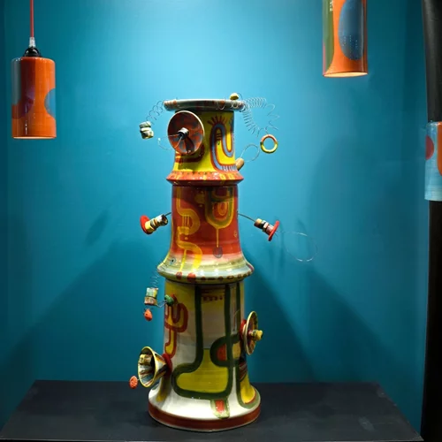 "CERAMYSTIQUE": Η Λεώνη Γιαγδζόγλου καταλαμβάνει τη "Βιτρίνα της Κριεζώτου" στην Πινακοθήκη Γκίκα