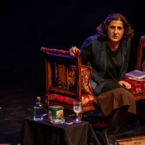 "Ρόζα Εσκενάζυ, η βασίλισσα του Ρεμπέτικου" μετακομίζει στην Αθήνα με πρωταγωνίστρια την Παυλίνα Χαρέλα