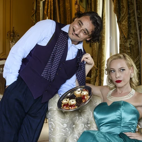 Ο Βασίλης Χαραλαμπόπουλος είναι ο "Υπηρέτης δύο Αφεντάδων" και σε καλοκαιρινή περιοδεία