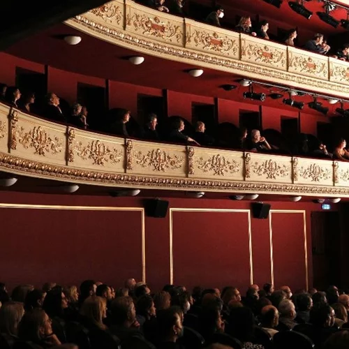 Βόλτα στον Πειραιά με θέατρο: γιορτές, ελληνικό έργο και ζωντανές παραστάσεις