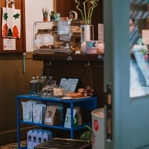 Café την ημέρα, μπαρ το βράδυ: Ένα Σπουργίτι ανοίγει τα φτερά του στην Ηλιούπολη